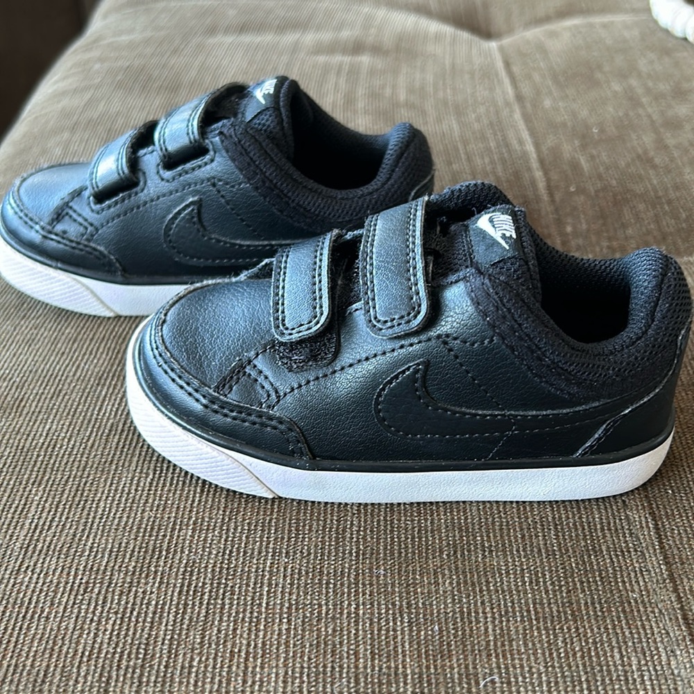 Nike Capri 3 Velcro toddler sneakers black and white
